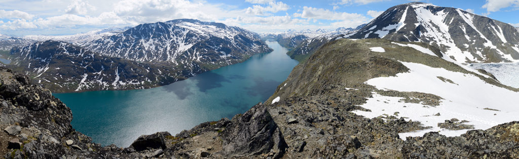 Snø smelter i fjellene